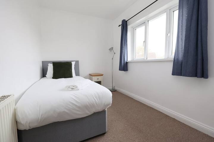 Cohost Partners Charming 3BR Haven Bristol gallery image 3