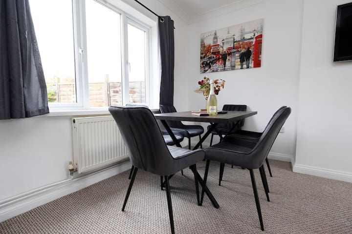 Cohost Partners Charming 3BR Haven Bristol gallery image 5