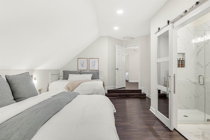 Spálňa č.2 na druhom poschodí: manželská posteľ s vlastnou kúpeľňou