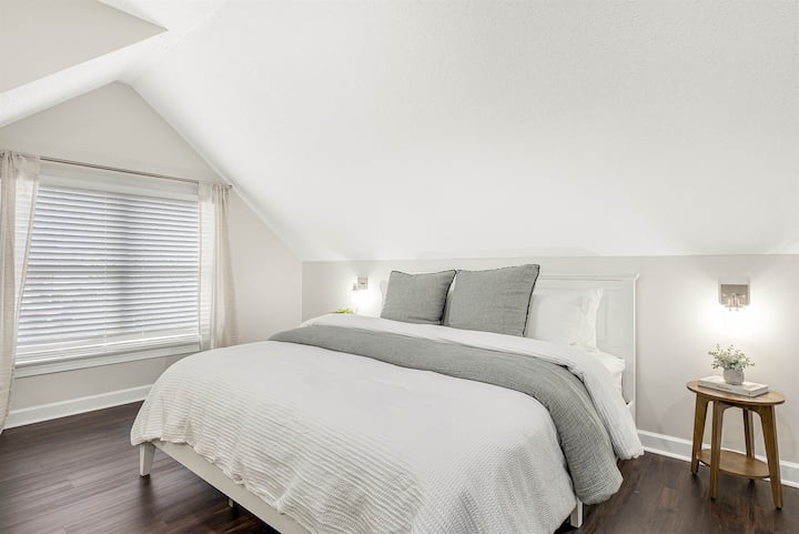 Spálňa č.2 na druhom poschodí: manželská posteľ King s luxusnou posteľnou bielizňou