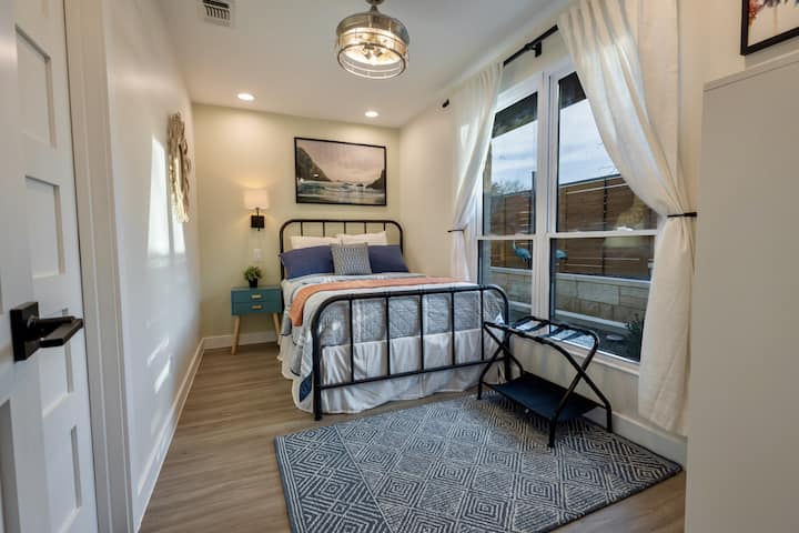 Relax in this cozy room featuring a comfortable double bed—perfect for a restful night’s sleep.