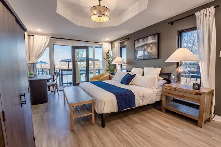 Wake up to breathtaking panoramic views of the lake from the comfort of your king-sized bed.