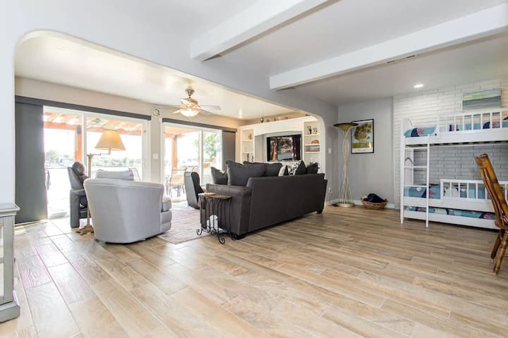 Rodinná izba zahŕňa obývaciu izbu, poschodovú posteľ a prístup na zadnú terasu.