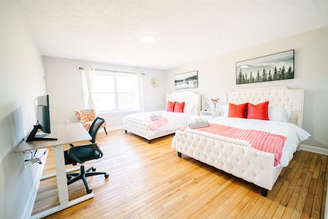 Great Falls Modern Escape:10BR/5BA Luxury Retreat!