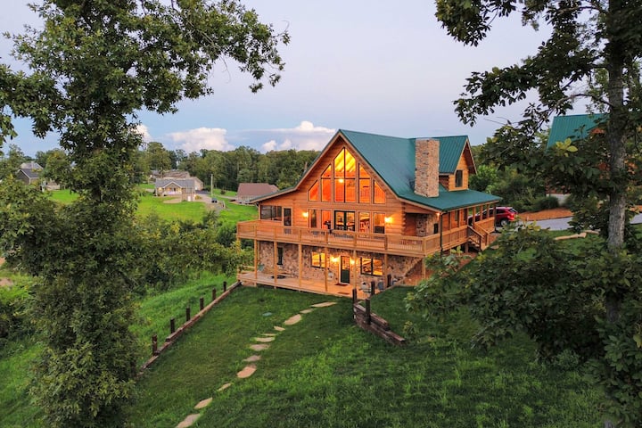 Large Deck & Shared Dock: Cabin on Kentucky Lake!
