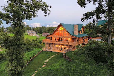 Large Deck & Shared Dock: Cabin on Kentucky Lake!