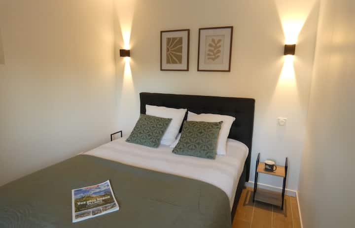 غرفة نوم مضاءة بمقاس كبير