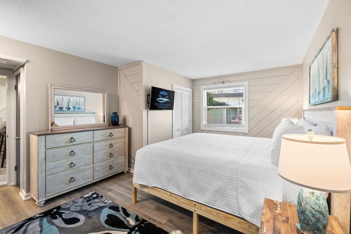 Главна спална соба - брачен кревет (широк 180-220 см) - паметен телевизор и кабел - приклучена целосна бања - обезбедена постелнина