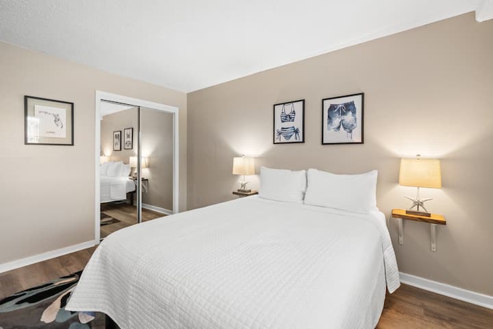 Втора спална соба - брачен кревет (широк 180-220 см) - паметен телевизор и кабелска телевизија - обезбедена постелнина