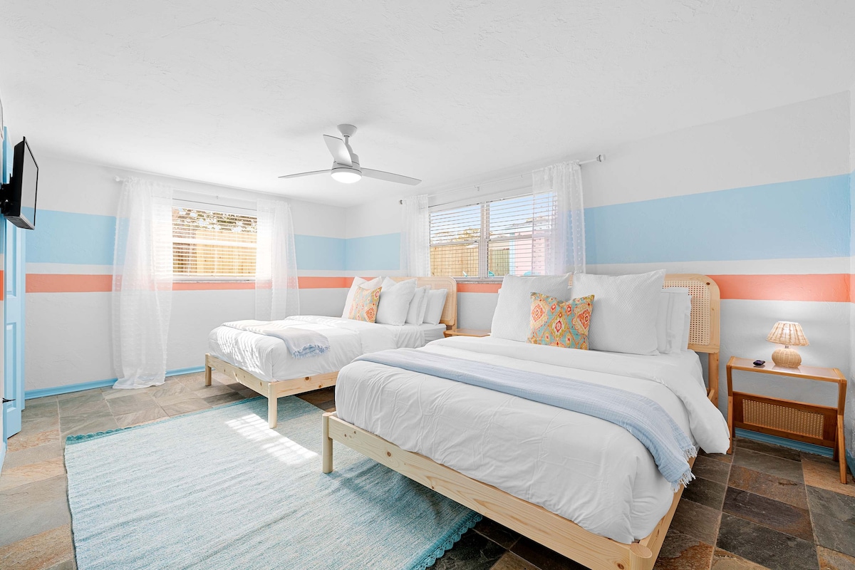 明亮的卧室，风格简约，氛围宁静舒适。