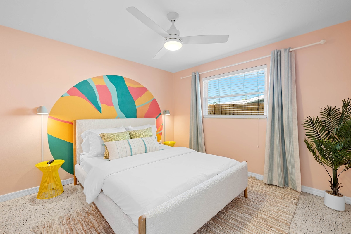 卧室配有彩虹装饰，氛围轻松愉快。