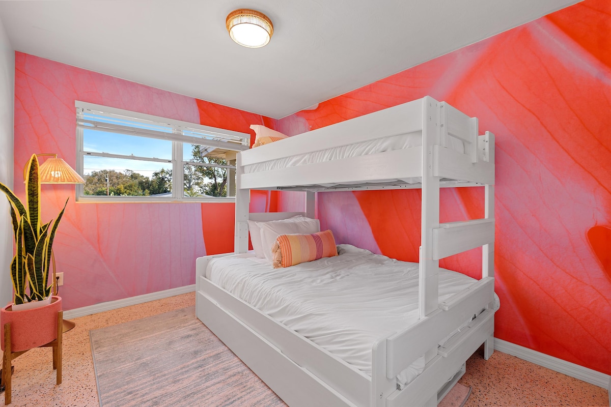 有趣的双层床风格卧室，色彩鲜艳，设计俏皮。
