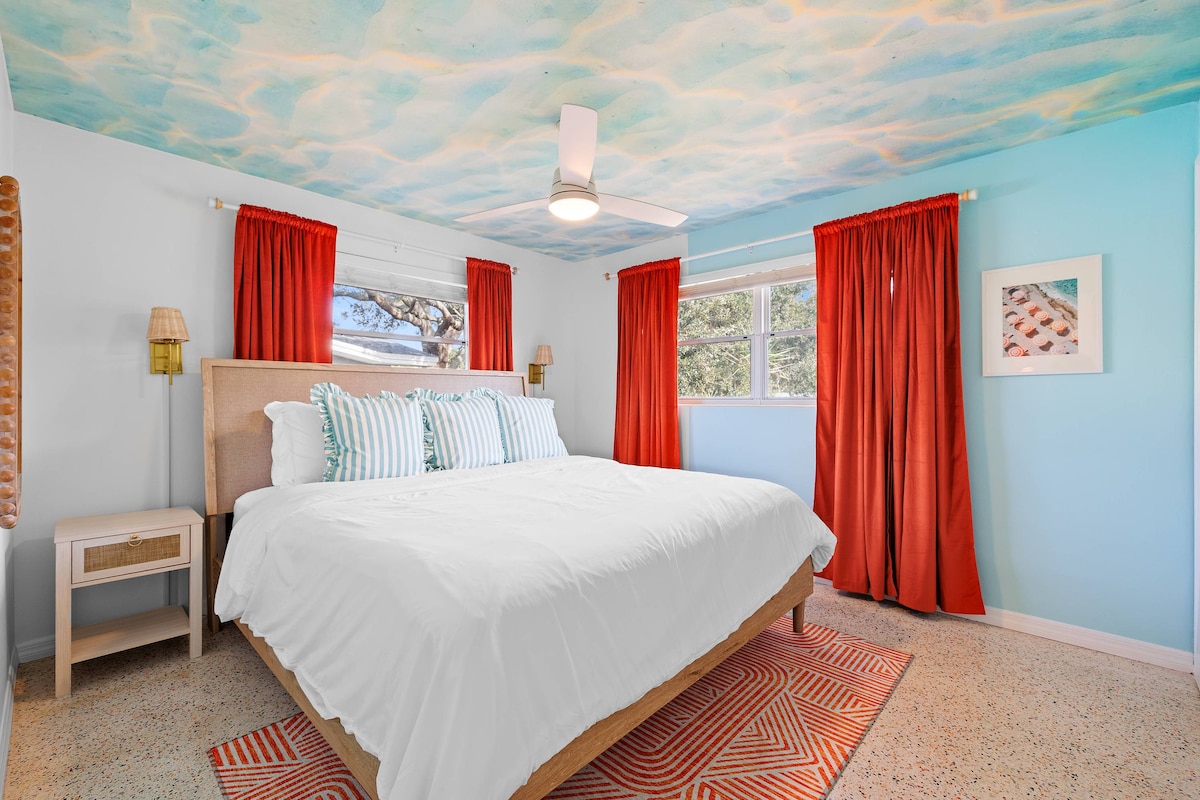 舒适的卧室，配备大胆的装饰，安静的环境，让您度过安静的夜晚。