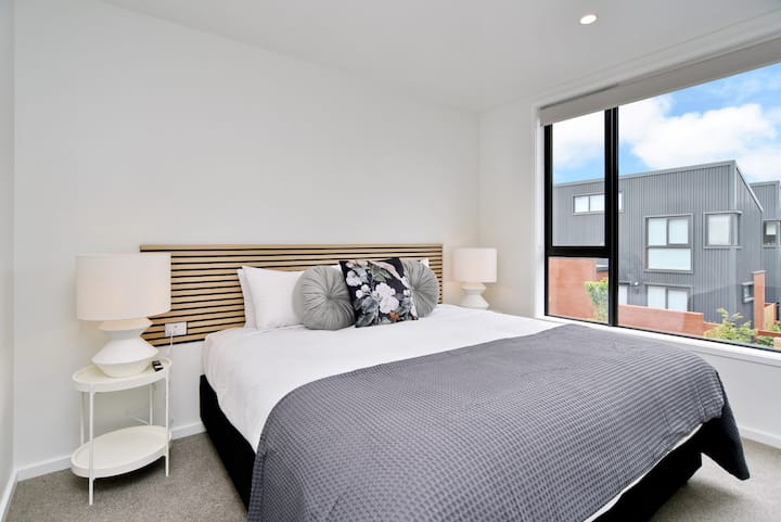 Chumba cha kulala chenye nafasi kubwa na anuwai kilicho na kitanda cha kifahari cha kifahari ambacho kinaweza kugawanywa kwa urahisi katika sehemu mbili (kwa ombi), kuhakikisha ukaaji wenye starehe kwa wageni wote