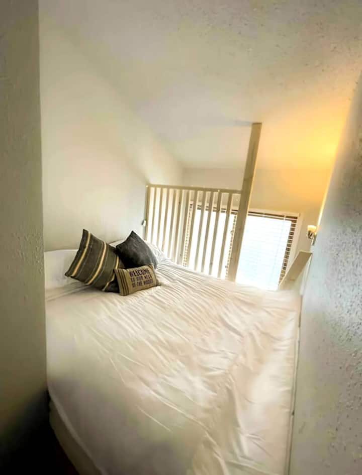 Спалня №3. Сладка, уютна и забавна. Спалнята на лофта разполага с двойно легло, място за съхранение и романтична дървена колиба. Децата също ще го харесат.