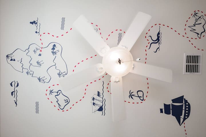 Трета спална соба на вториот кат со уникатна таванска уметност 