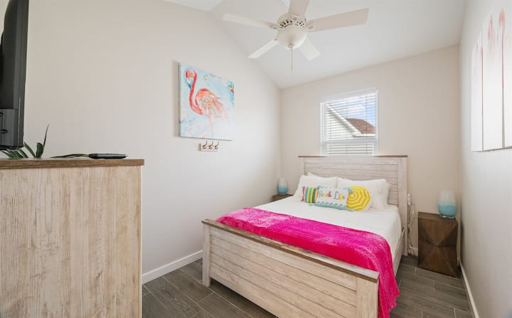 Втора спална соба на вториот кат со брачен кревет (широк 150-179 см) и паметен телевизор со рамен екран. 