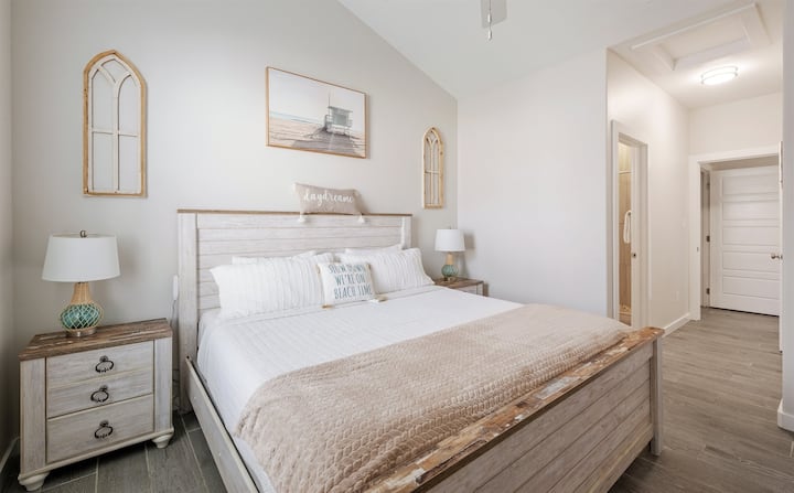 Главна спална соба на вториот кат со брачен кревет, приватна бања и паметен телевизор со рамен екран