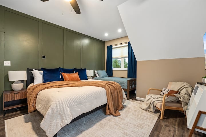 Este é o quarto perfeito para quem quer ter um lugar extra para manter uma criança por perto. Este quarto King com cama de solteiro adicional é perfeito! Você tem muito espaço para se espalhar e relaxar.