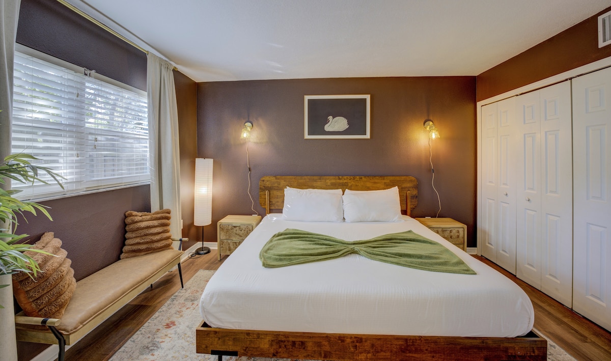 استمتع بالنوم في سريرنا المريح بحجم كينج ونم بعمق.