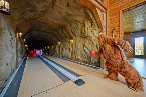 Pinhouse: Bowling, Slide, Splash, Golf, Sleeps 50