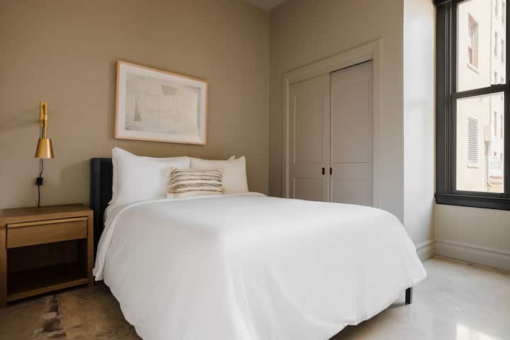 استمتع هنا، ثم توجه إلى الشوارع التاريخية.