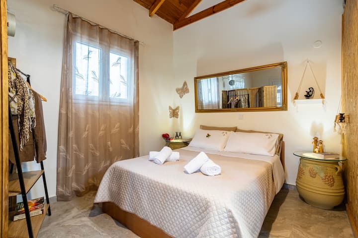 Spavaća soba s udobnim bračnim krevetom i nježnim osvjetljenjem