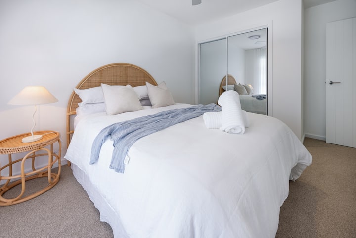 חדר שינה 2 עם מיטת קווין סייז, מלתחה ומאוורר תקרה.