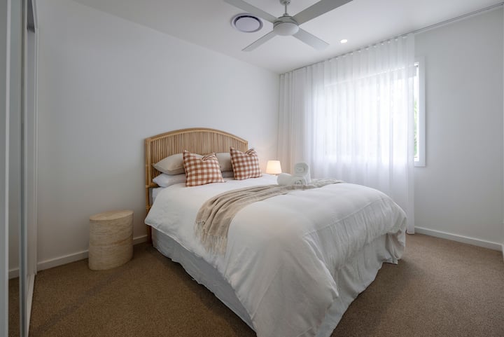 חדר שינה 3 עם מיטת קווין סייז, מלתחה ומאוורר תקרה.