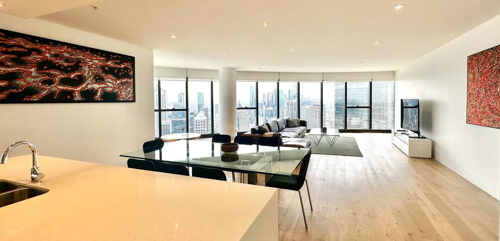 Prima Tower- Sub-Penthouse Apt. near Casino & MCEC gallery image 5