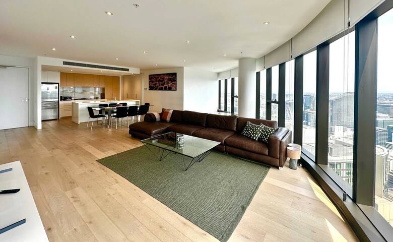 Prima Tower- Sub-Penthouse Apt. near Casino & MCEC gallery image 4
