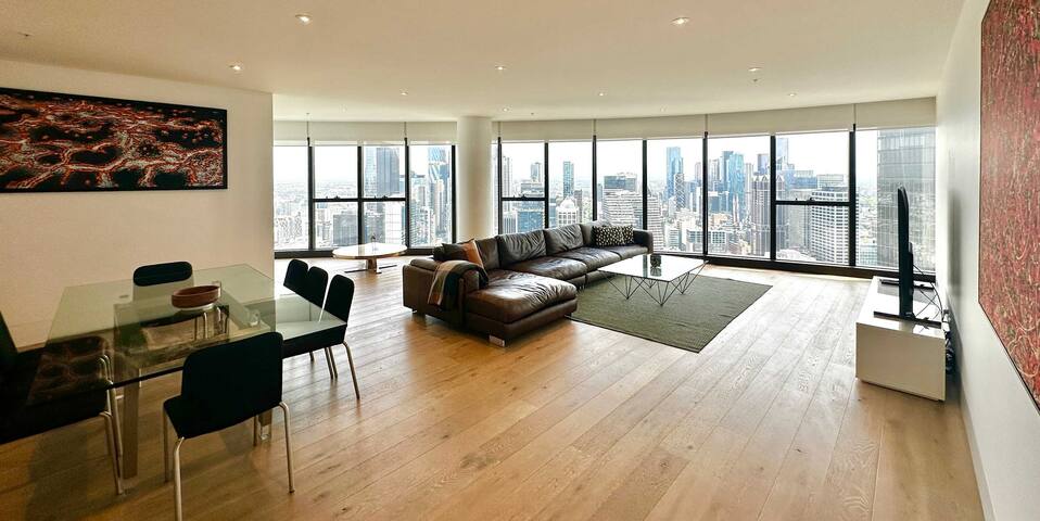 Prima Tower- Sub-Penthouse Apt. near Casino & MCEC gallery image 3