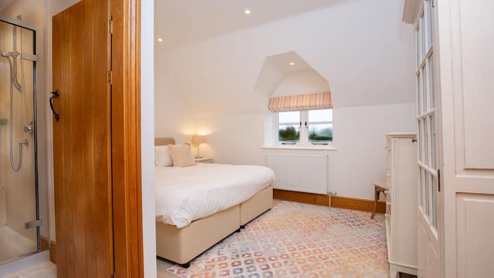 En la parte trasera de la casa, el dormitorio cuatro tiene una cama súper tamaño king que se puede organizar como camas individuales bajo petición.