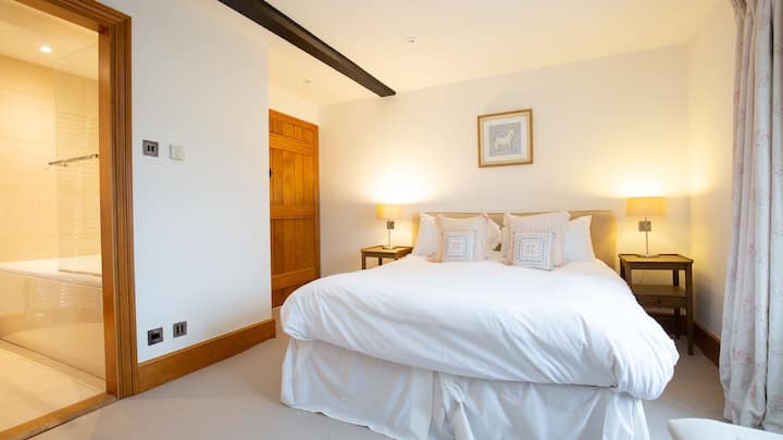 El dormitorio dos tiene una cama tamaño «super king»