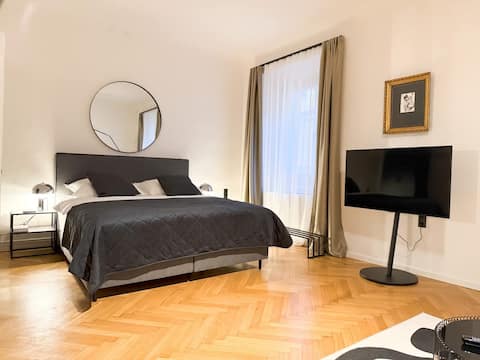 Top Airbnb: High-End 1 Bedroom ap. next to City Hall in Innere Stadt