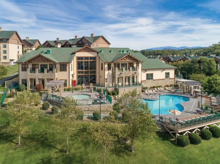 Spacious 3-bed Condo Your Pigeon Forge Getaway - Sevierville, TN