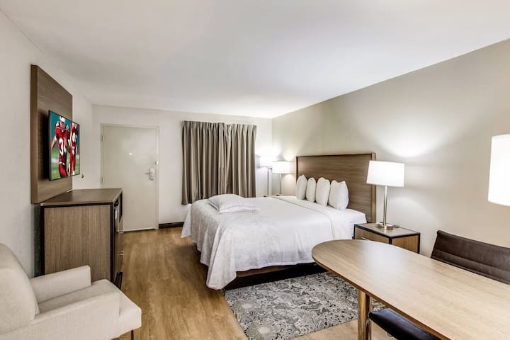 Unit with 1 King bed. Exact unit will be assigned upon arrival. Views, colors, and decor may vary.