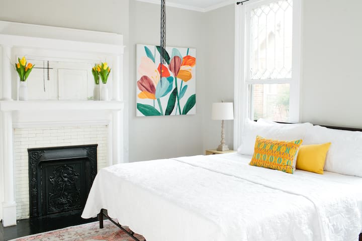 חדר השינה השני שלנו כולל גם מיטת קינג סייז נוחה