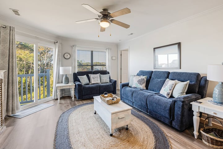3 Br Ocean Walk Condo - Pool, Elevator, Sleeps 8 - Oak Island, NC