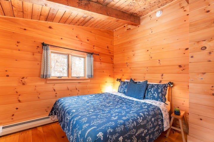 ห้องนอนที่เงียบสงบพร้อมเตียงควีนไซส์ที่สะดวกสบายสำหรับการพักผ่อน