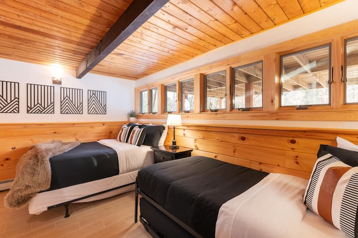 ห้องนอนที่อบอุ่นมีเตียงเต็มรูปแบบและเตียงแฝดเพื่อความสะดวกสบายและความยืดหยุ่นเป็นพิเศษ