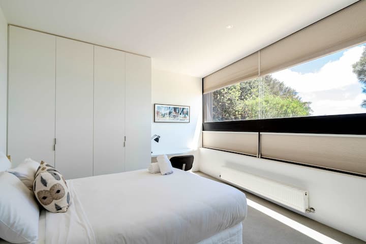 Habitación 4: cama queen.