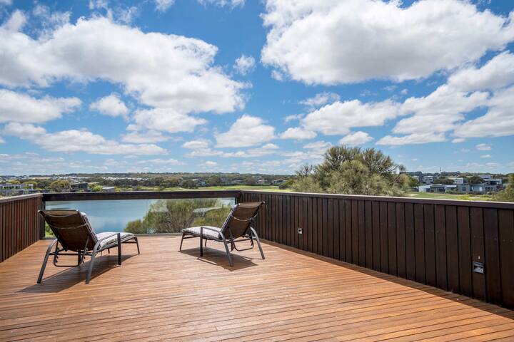 Front Row Golf & Lake Views Luxe Coastal Retreat gallery image 4