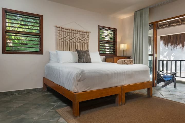 Საძინებელი 1 დიდი ზომის საწოლითა და ტერასით.