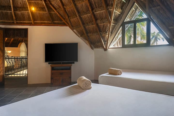 Საძინებელი ნომერი 3 ორი ორადგილიანი საწოლითა და გასაშლელი დივნით.