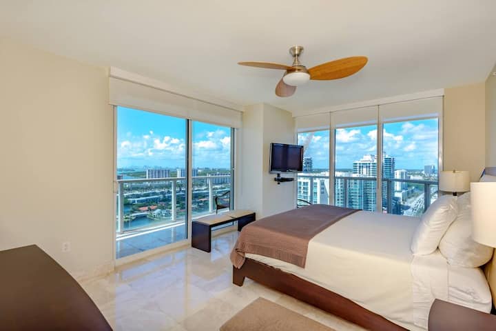 Master bedroom - king bed - cable TV, bahari maoni - upatikanaji wa balcony.