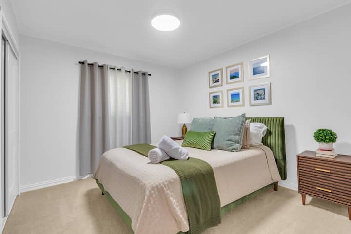 Hosťovská spálňa s manželskou posteľou a zatemňovacími závesmi