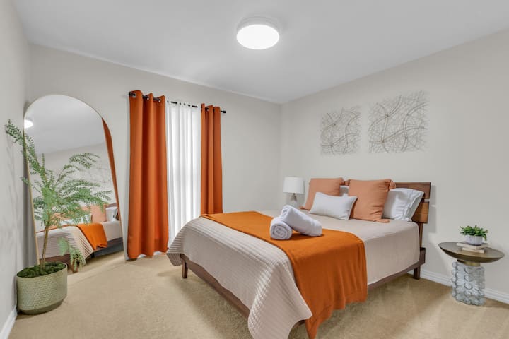 Výrazné oranžové akcenty, zatemňovacie závesy a zrkadlo v plnej dĺžke robia z tejto spálne s manželskou posteľou miesto, kde sa budete cítiť ako doma!