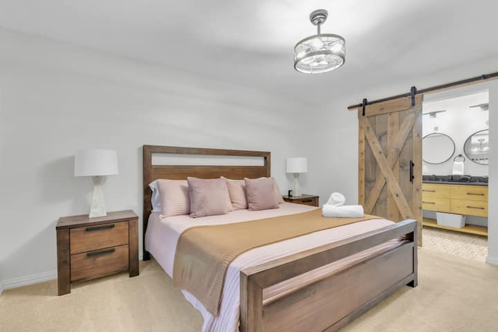 Priestranná hlavná spálňa s manželskou posteľou a zatemňovacími závesmi