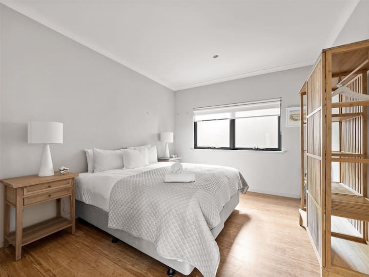 בכל חדרי השינה יש מרחב מלתחה לאחסון החפצים שלכם.